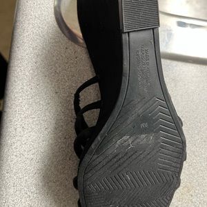 EWC only worn one time 4 inch heel size 9 black suede